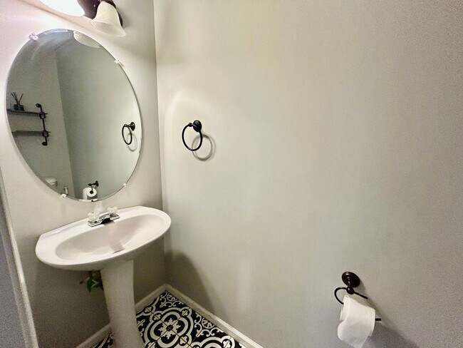 Building Photo - Three bedroom with finished basement in Hamburg!