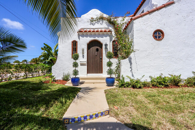 Building Photo - 359 Greenbriar Dr