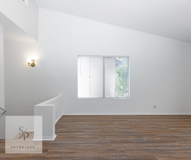 Building Photo - "Charming 2-Bed, 2-Bath Townhouse with 999...