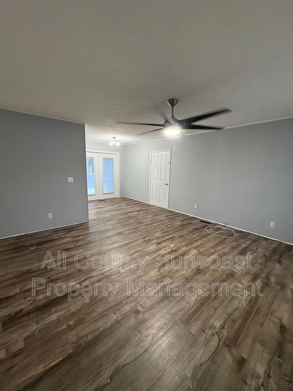 Building Photo - 208 NE Rowena St