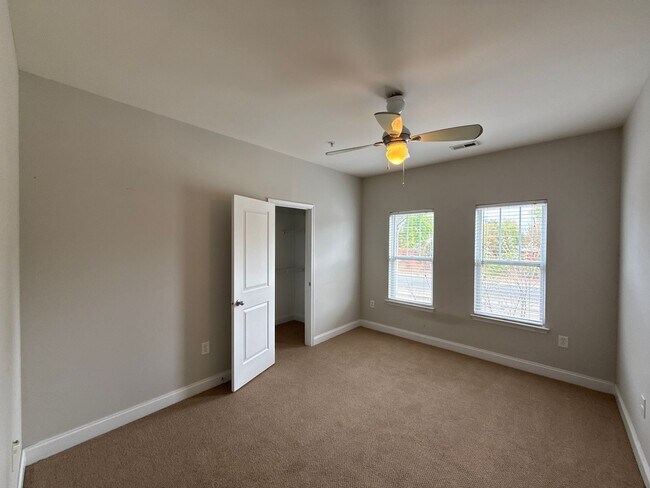 Building Photo - Elizabeth Townhome - T.R. Lawing Realty Property