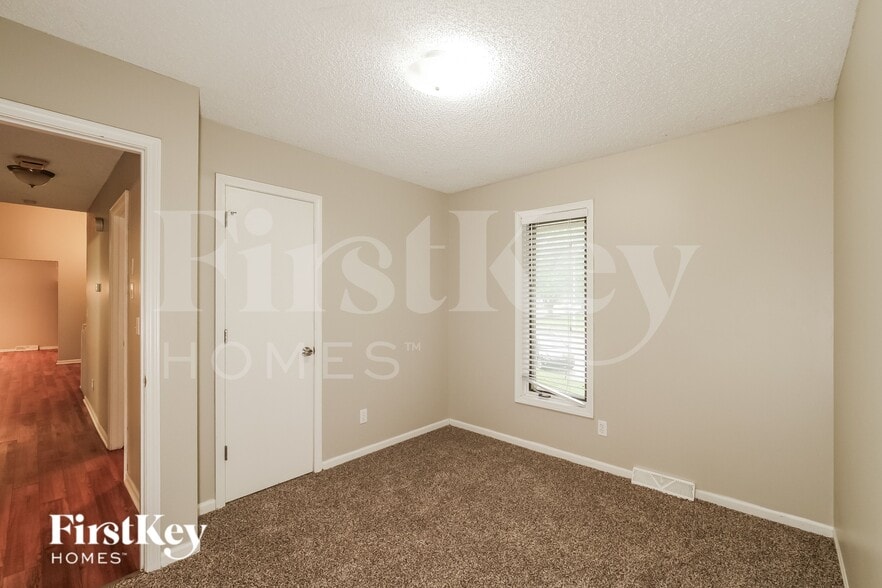 Building Photo - 804 NE Karapat Dr