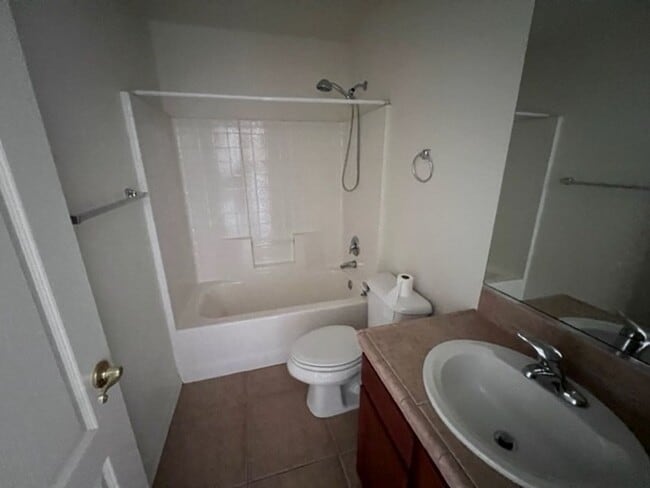 Building Photo - 3 Bedroom 2 bath Home Boat Deep Garage and...