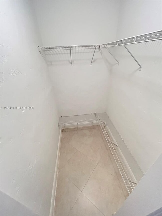 Building Photo - 2880 Pine Tree Dr