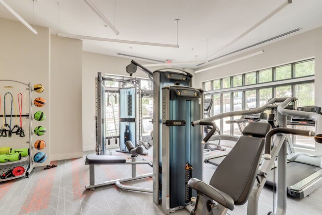 Building Photo - 1 bedroom 1 bathroom condo available immed...