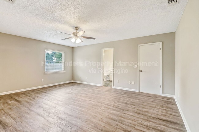 Building Photo - 10855 Mandarin Station Dr W