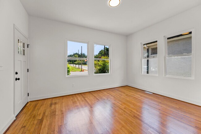 Building Photo - 512 Granville Dr SW