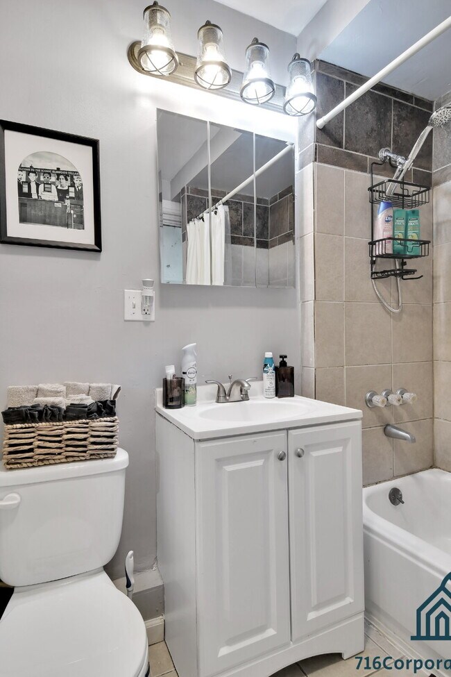 Building Photo - Furnished 3-Bedroom Carriage House on Bird Ave
