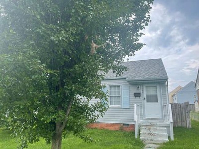 Building Photo - 2 bed house on Rva Northside!  Central hvac, hardwoods,all electric, lots of parking, laundry,