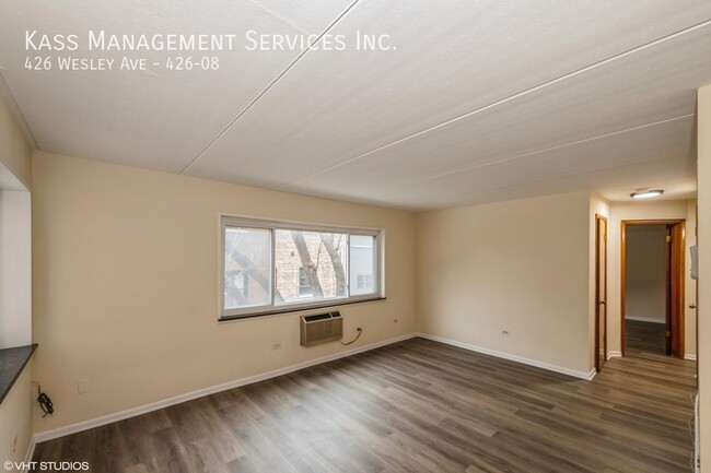 Building Photo - Spacious 1 Bed in Oak Park - New LVP floor...