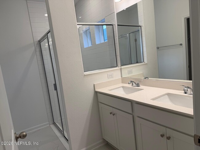 Building Photo - 624 Farmfield Dr