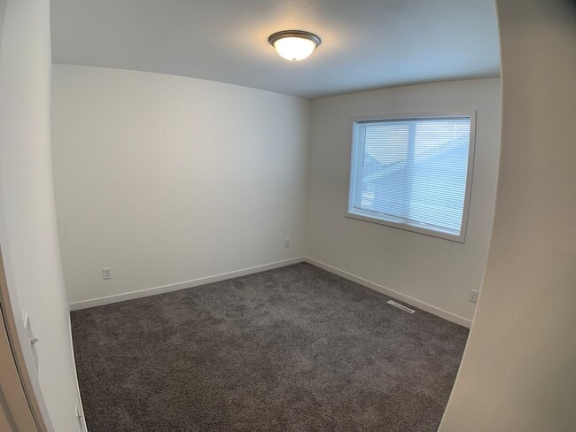 Building Photo - 4 Bed 2 Bath Single Family Home