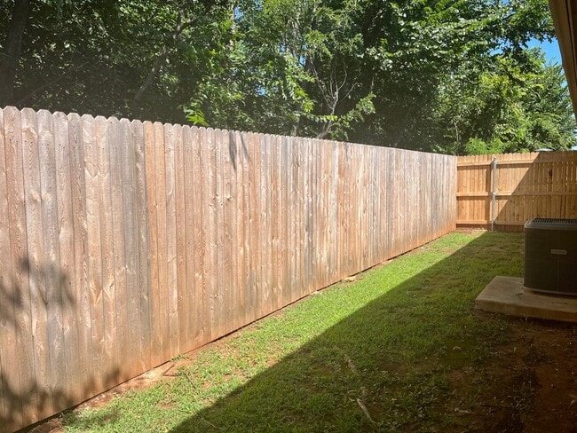 Building Photo - Great 3 Bed, 2 Bath Duplex In Edmond!!