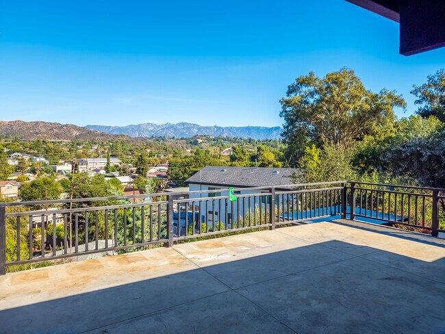 Building Photo - 1404 Oak Grove Dr