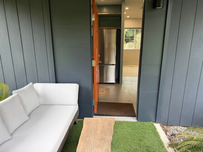 Building Photo - Updated and Stylish Studio Includes Utilities!