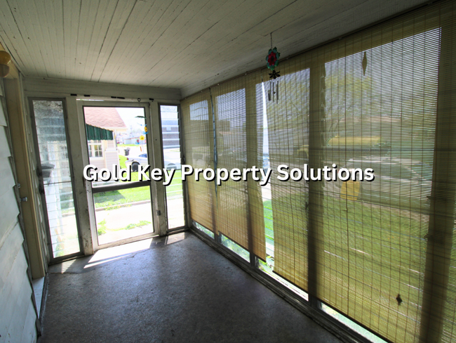 Building Photo - Spacious 2 BR 1 BA House with Central Air ...