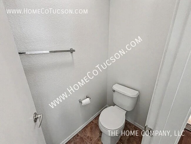 Building Photo - 2708 N Saramano Ln