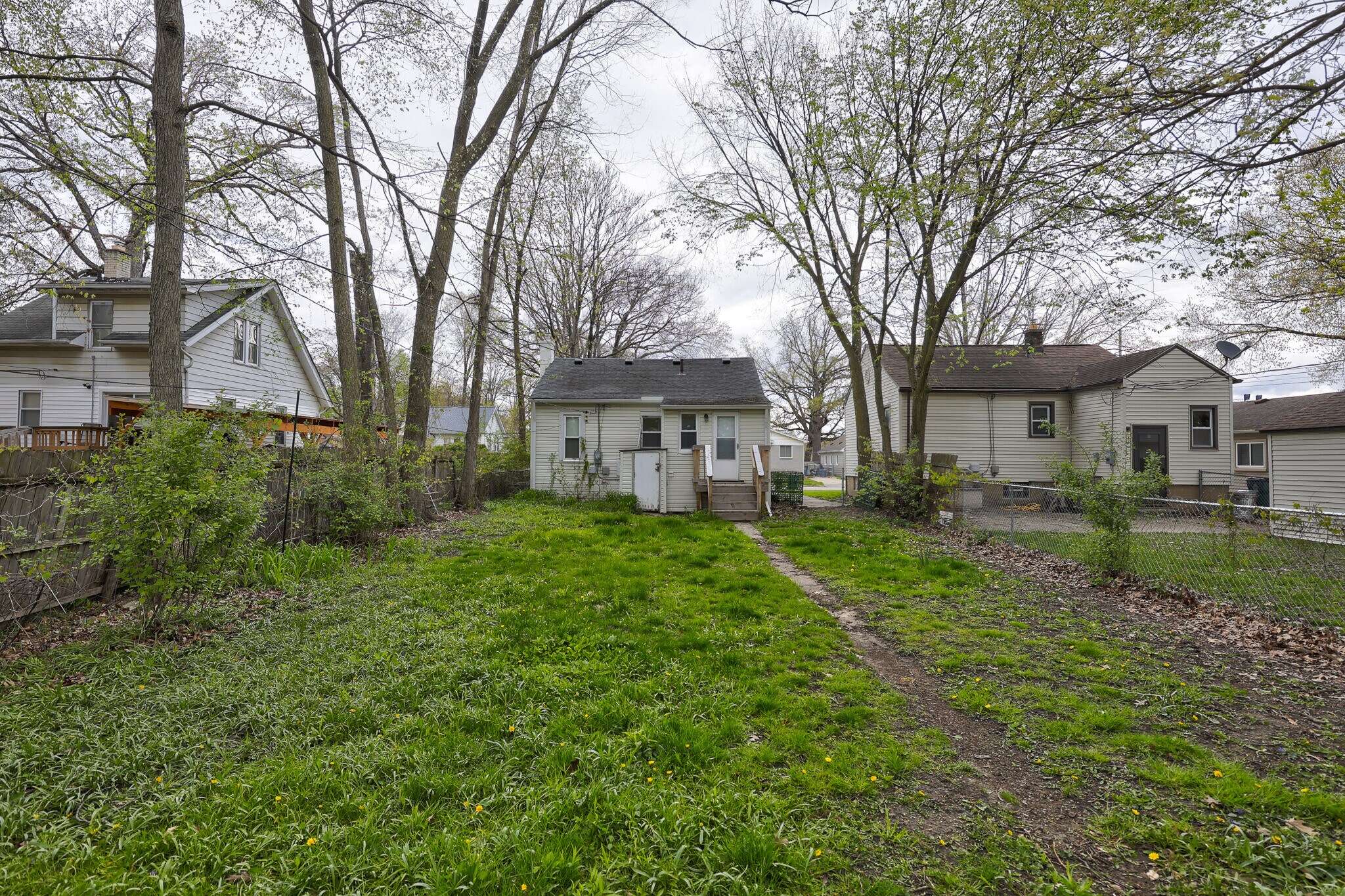 Building Photo - 610 E Lewiston Ave