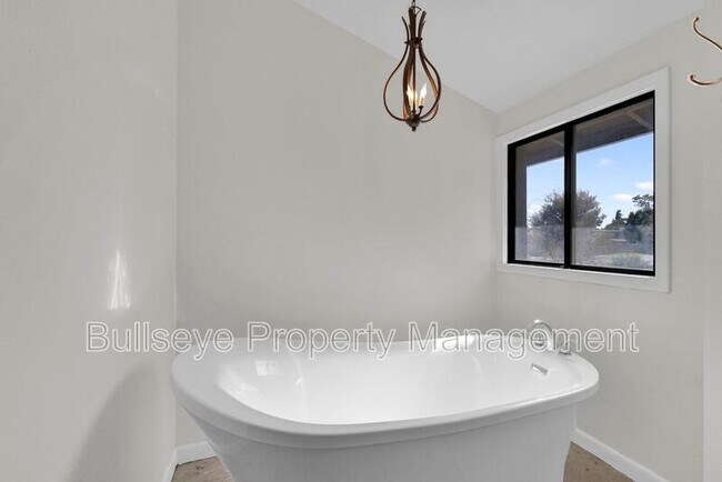 Building Photo - 1333 E Donner Dr