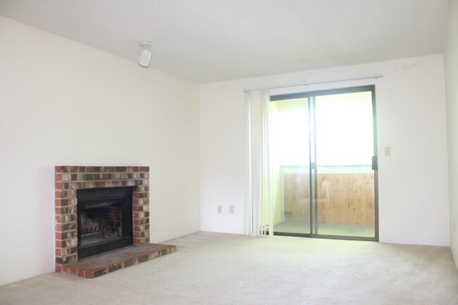 Building Photo - Top floor, 2drm, 2 full bath, open floor plan, pool, water, sewer, garbage included in rent