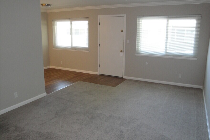 Building Photo - 2331 Pauline Dr