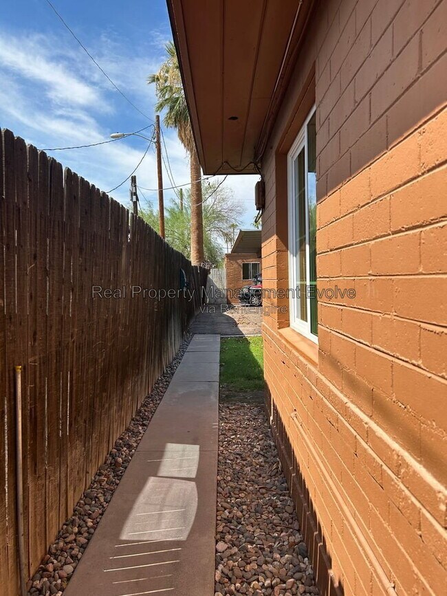 Building Photo - 338 W Highland Ave