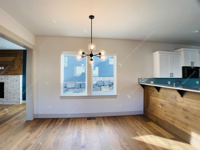 Building Photo - **First 30-Days Free** Luxurious 3BR - 3BA...