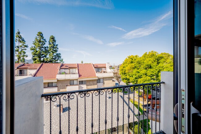 Building Photo - 342 Myrtle St