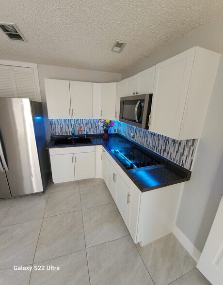 Full Kitchen - 202 Bramley Ct