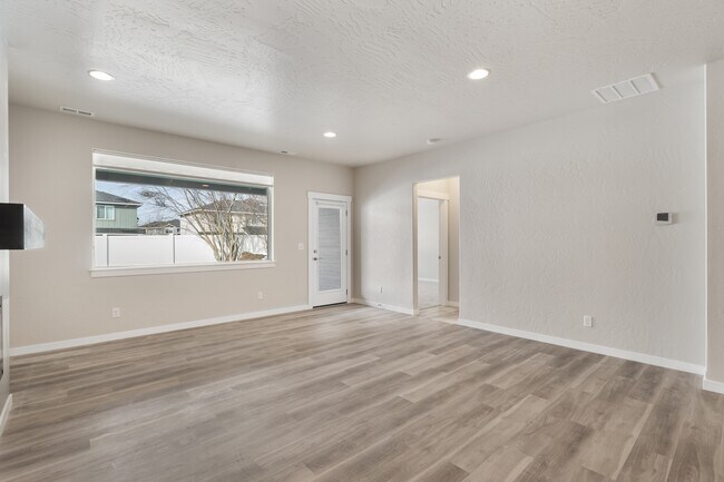Building Photo - 1319 N Tschirley Rd
