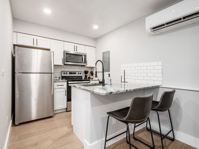 Building Photo - 494 Forest St