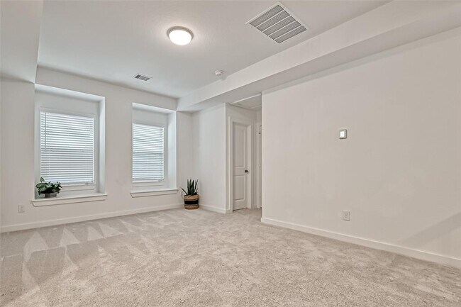 Building Photo - 323 Highland Bayou Dr