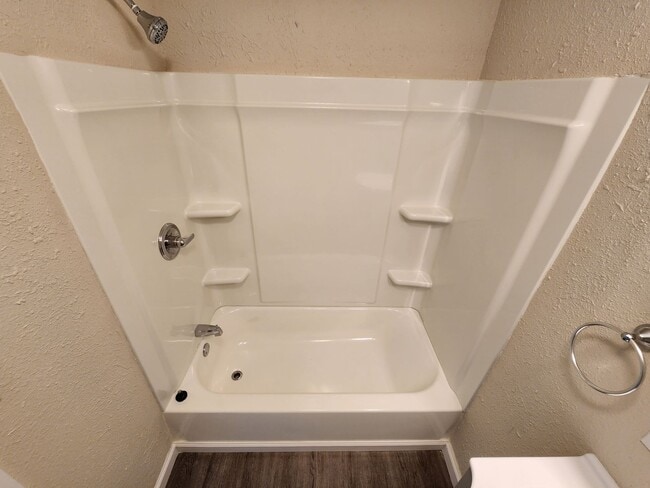 Building Photo - Spacious 2-Bedroom, 1-Bathroom Home AVAILABLE NOW!!