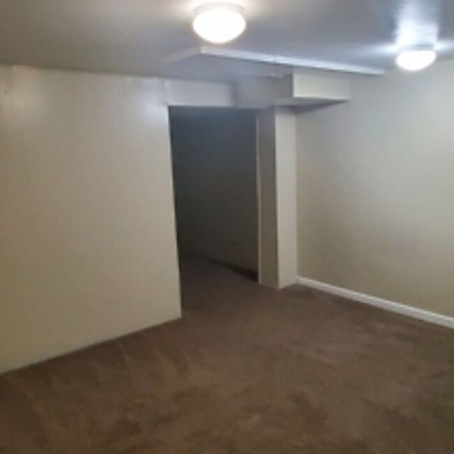 Building Photo - 2/3 Bed Room 1 ½ Townhouse for rent.