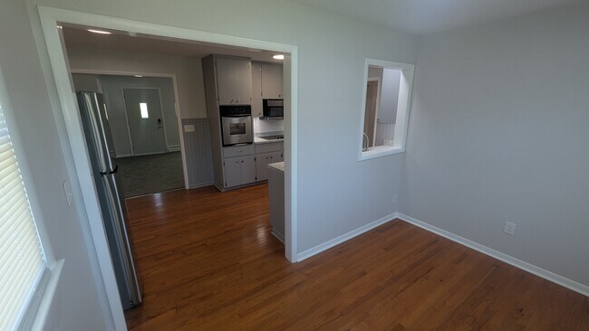 Building Photo - 2221 Millwood Dr