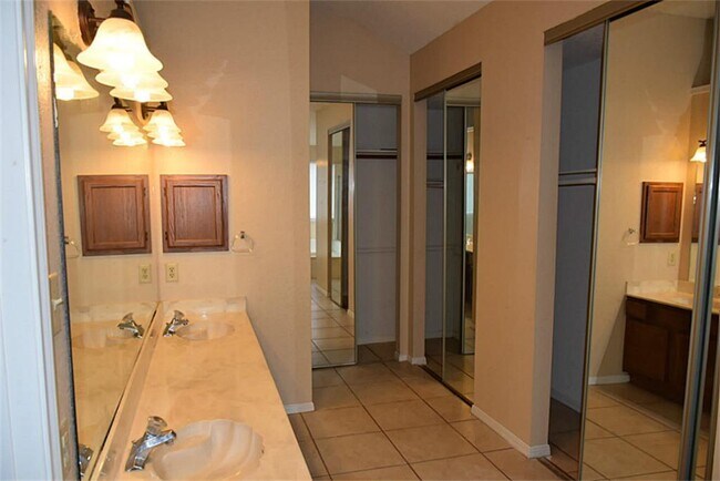 Building Photo - 4718 Sunshine Dr