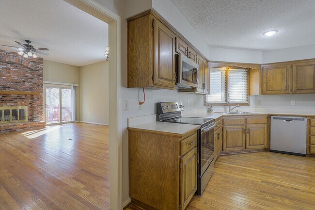 Building Photo - {11409} Updated Duplex in Fantastic Location + Two Car Garage + Main Level Master + Covered Deck