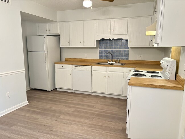 Building Photo - MOVE IN SPECIAL: 2 Bedroom, 1.5 Bathroom Condo in Winston-Salem!