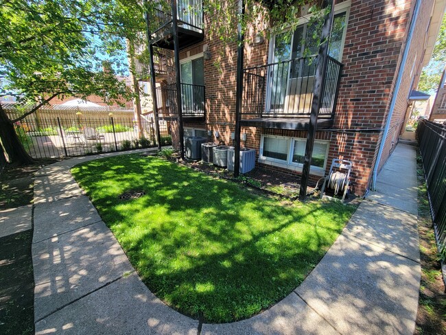 Building Photo - 7411 N Claremont Ave