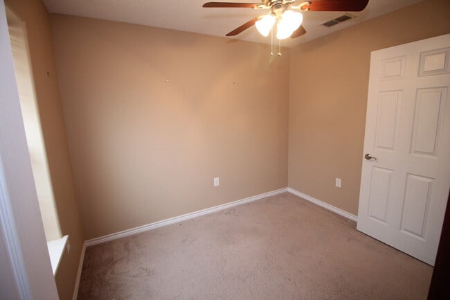 Building Photo - 708 Bison Rd