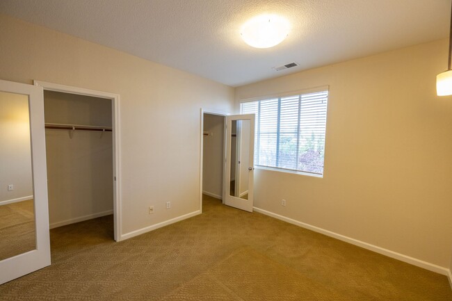 Building Photo - Beautiful 3 bedroom townhouse that is conveniently located