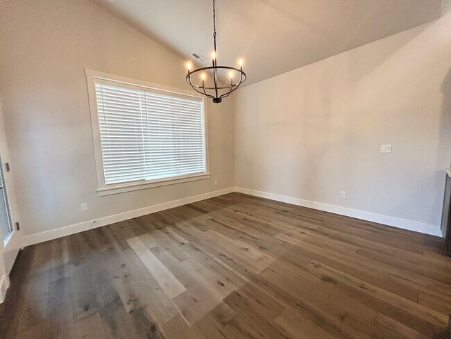 Building Photo - Gorgeous 3 bedroom 2 bathroom Home in Nampa