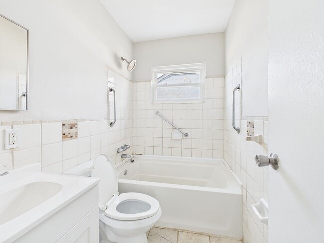 Building Photo - 2606 Redwood Ave