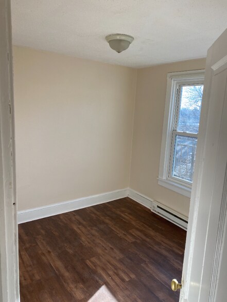 Building Photo - 428 W King St