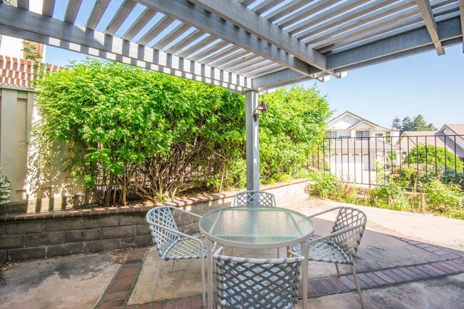 Building Photo - Beautiful Single Level Home with Great Nat...