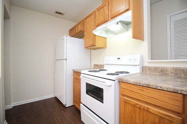 Building Photo - 2BR/1BA Apartment with Wood-Look Flooring,...
