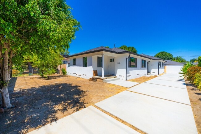 Building Photo - 7512 Woodley Ave