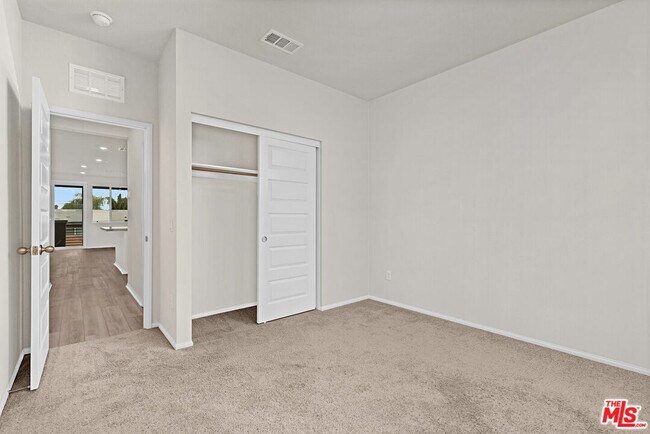 Building Photo - 220 Lockhart Wy