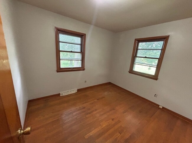 Building Photo - 119 2nd St