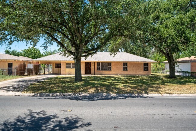 Building Photo - 612 La Vista Ave